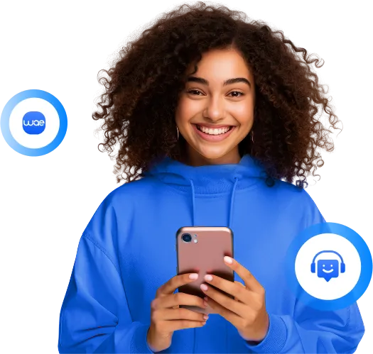 Mulher sorrindo enquanto usa o chatbot da WAE no celular